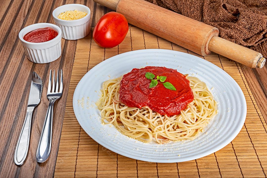 Massa clássica de espaguete italiano com molho de tomate, queijo parmesão