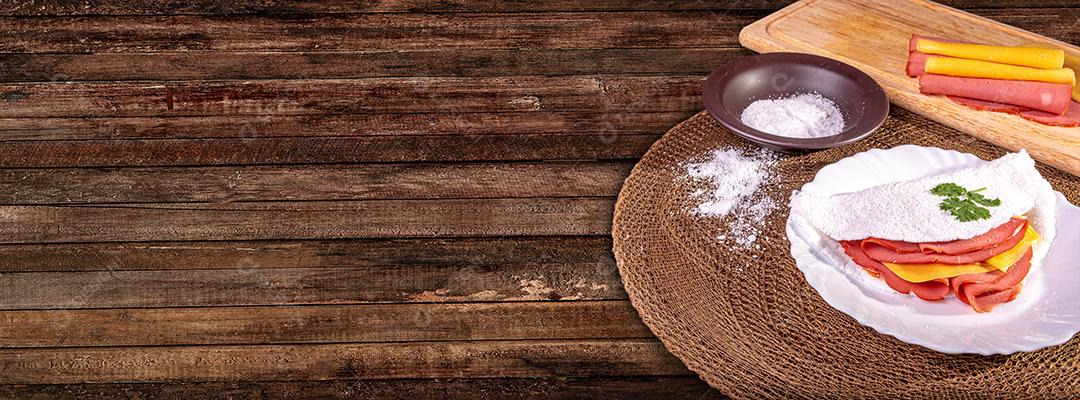 Tapioca beiju com presunto, queijo e mortadela em um prato