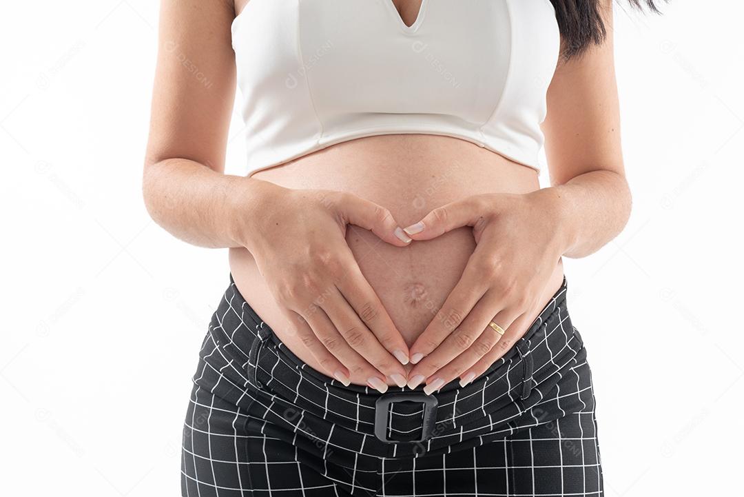 Feliz mulher grávida sorridente tocando sua barriga isolada
