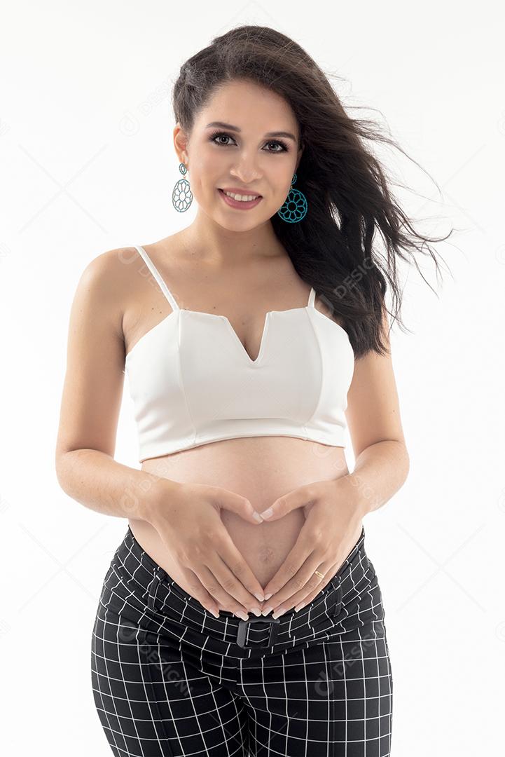 Feliz mulher grávida sorridente tocando sua barriga isolada