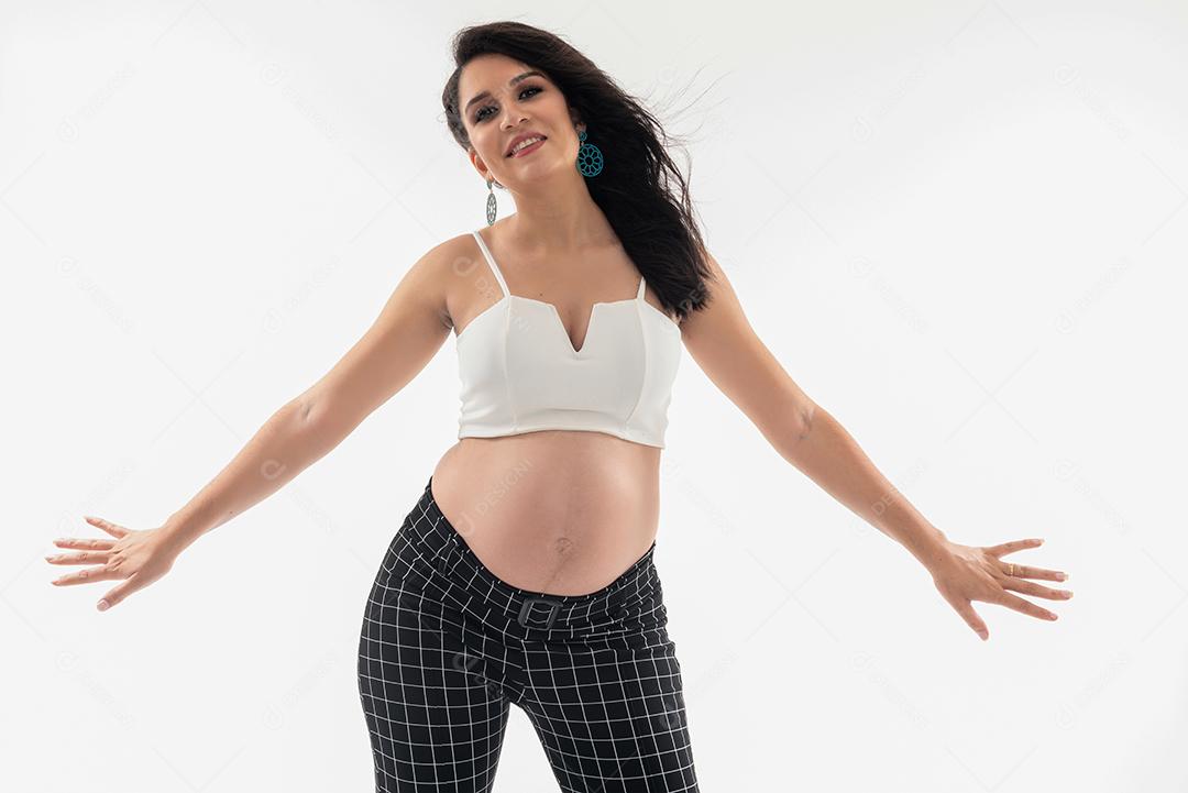 Feliz mulher grávida sorridente tocando sua barriga isolada