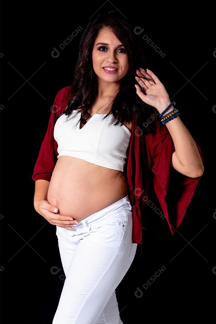 Feliz mulher grávida sorridente tocando sua barriga isolada