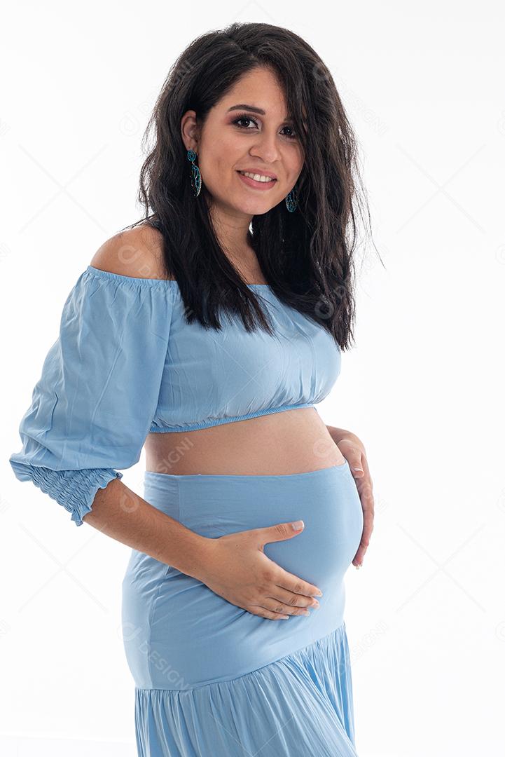 Feliz mulher grávida sorridente tocando sua barriga isolada