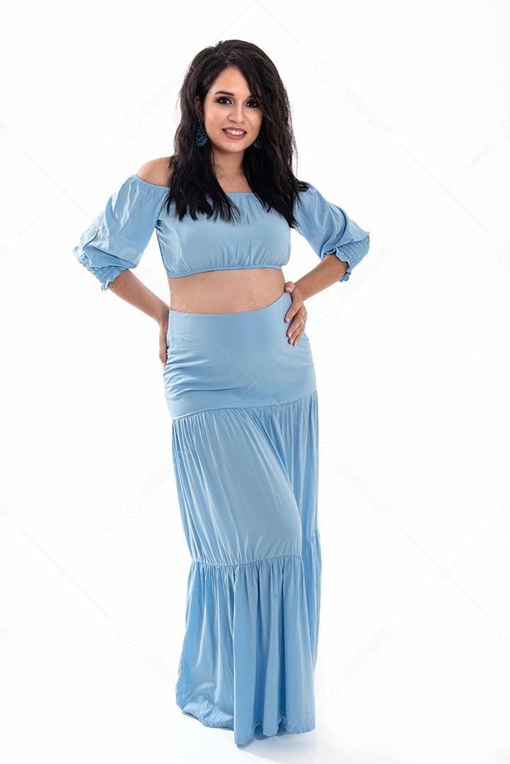 Feliz mulher grávida sorridente tocando sua barriga isolada