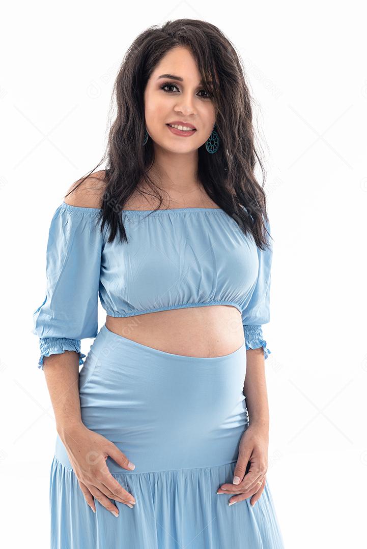 Feliz mulher grávida sorridente tocando sua barriga isolada
