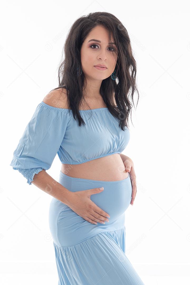 Feliz mulher grávida sorridente tocando sua barriga isolada
