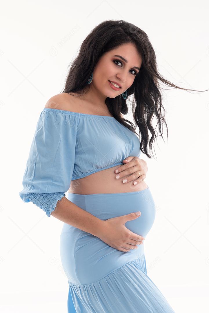 Feliz mulher grávida sorridente tocando sua barriga isolada
