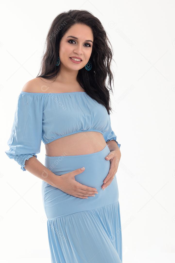 Feliz mulher grávida sorridente tocando sua barriga isolada