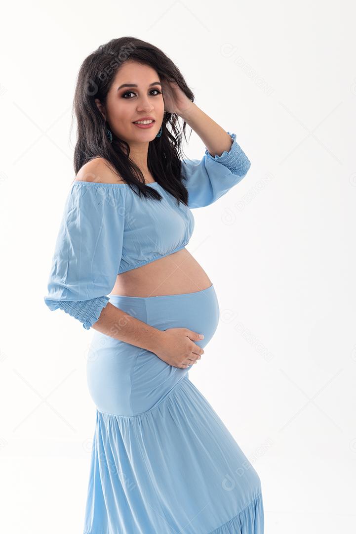 Feliz mulher grávida sorridente tocando sua barriga isolada