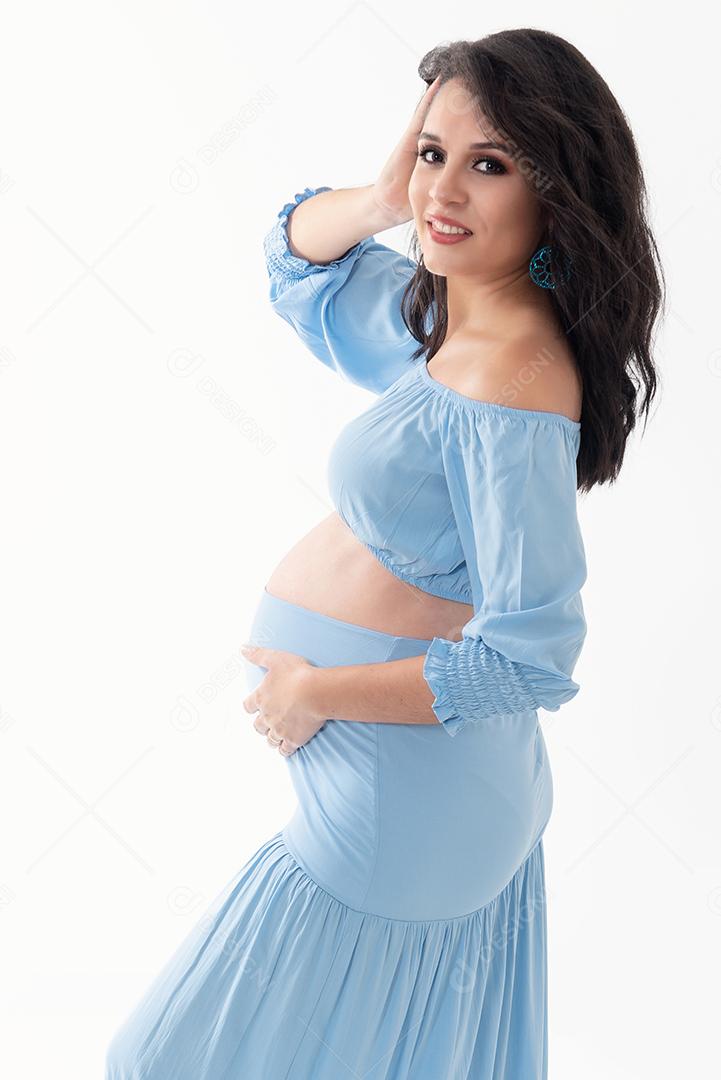 Feliz mulher grávida sorridente tocando sua barriga isolada