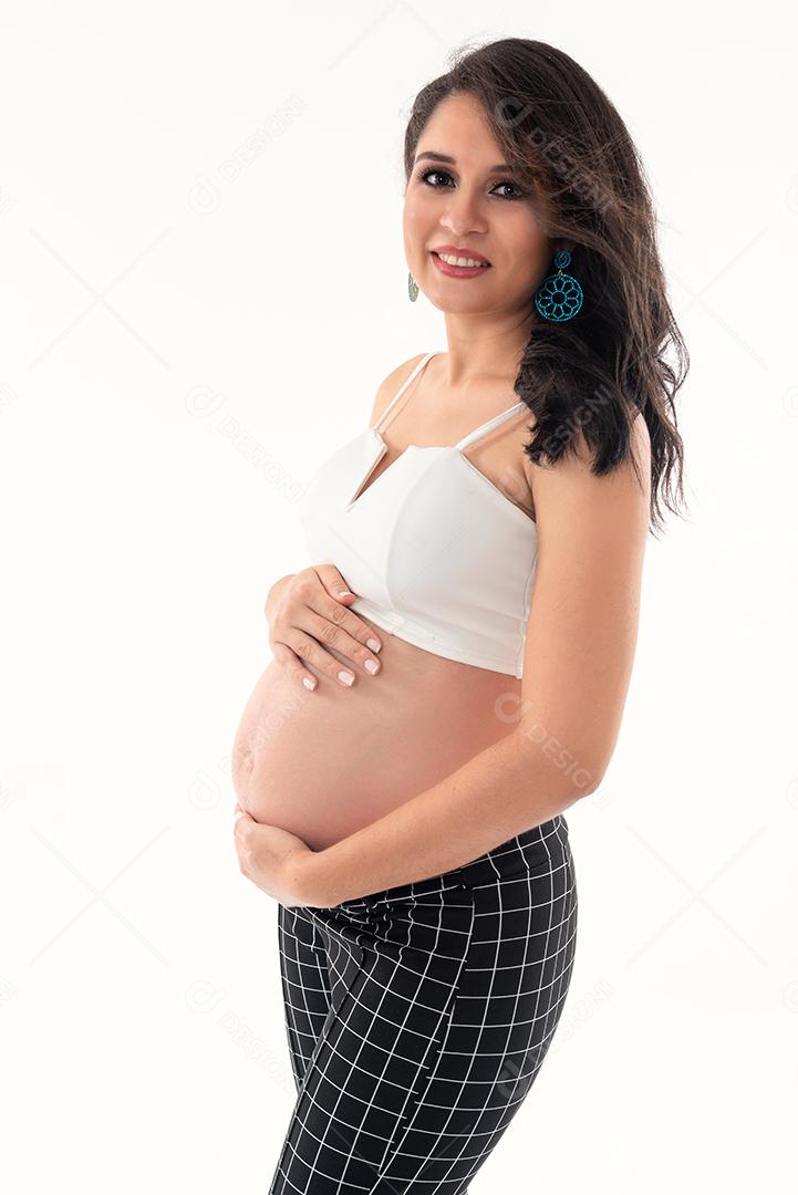Feliz mulher grávida sorridente tocando sua barriga isolada