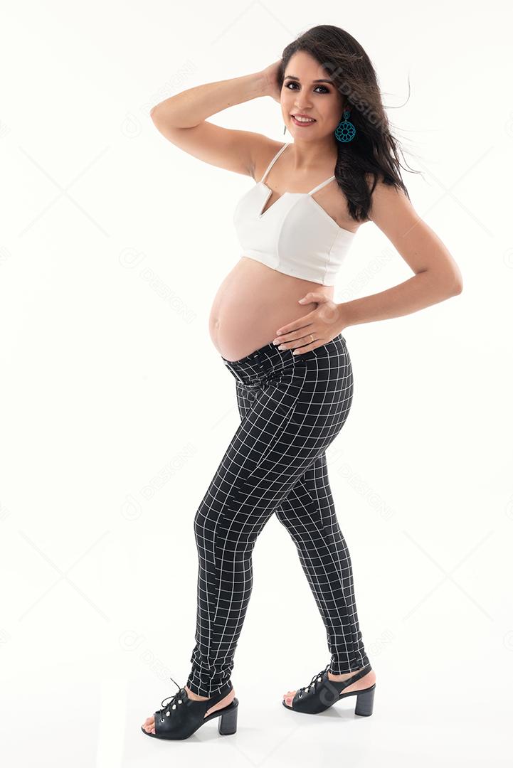 Feliz mulher grávida sorridente tocando sua barriga isolada