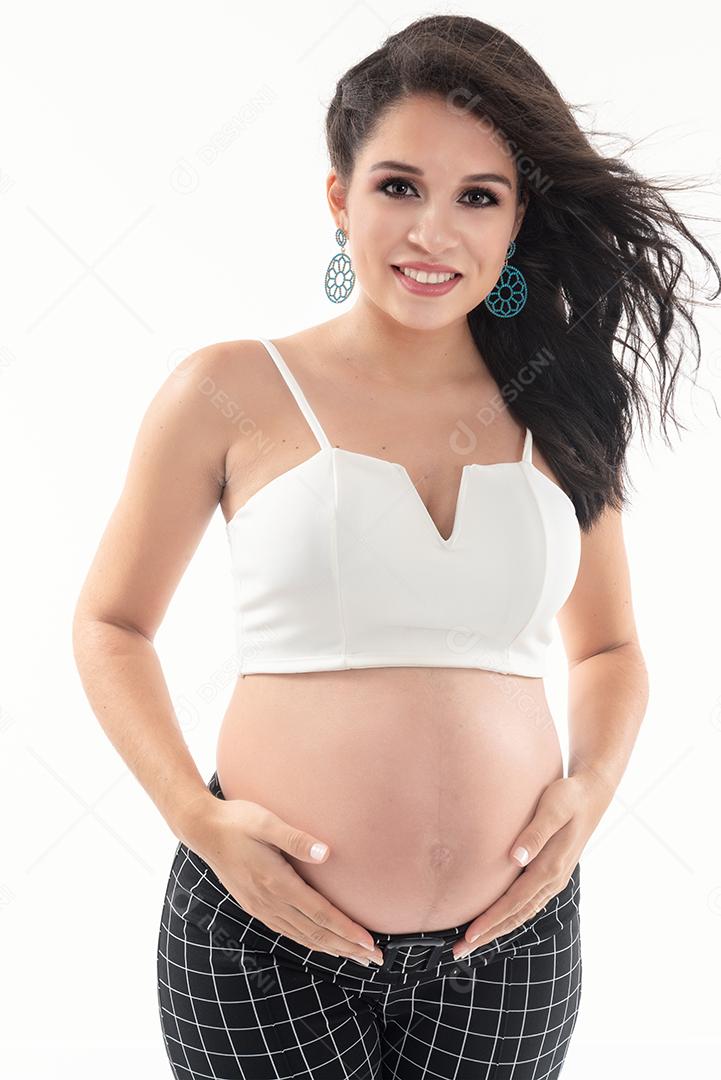 Feliz mulher grávida sorridente tocando sua barriga isolada