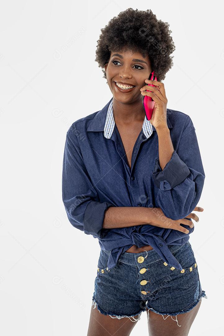 Mulher negra segurando celular, isolada em fundo branco