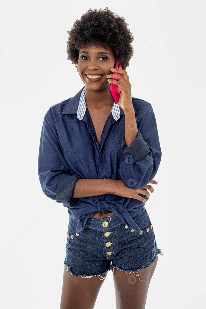 Mulher negra segurando celular, isolada em fundo branco