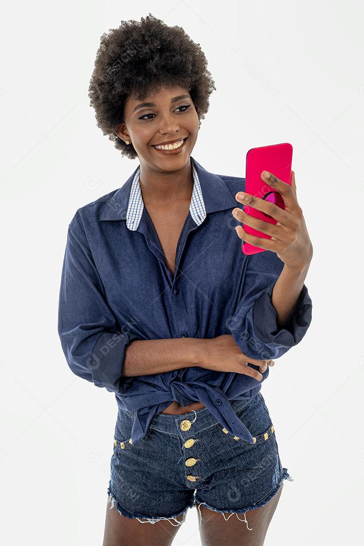 Mulher negra segurando celular, isolada em fundo branco