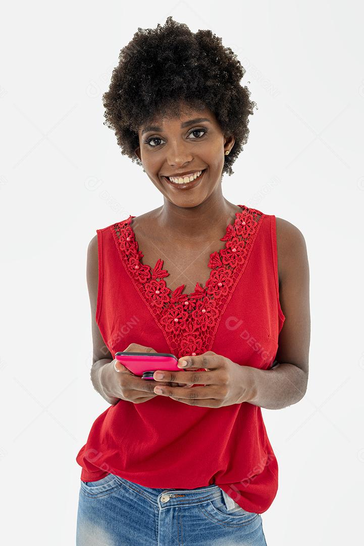Mulher negra segurando celular, isolada em fundo branco