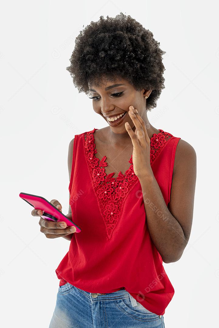 Mulher negra segurando celular, isolada em fundo branco