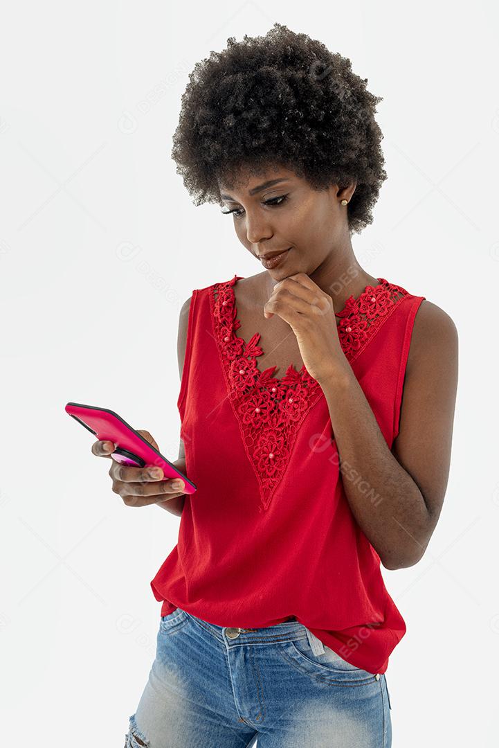Mulher negra segurando celular, isolada em fundo branco