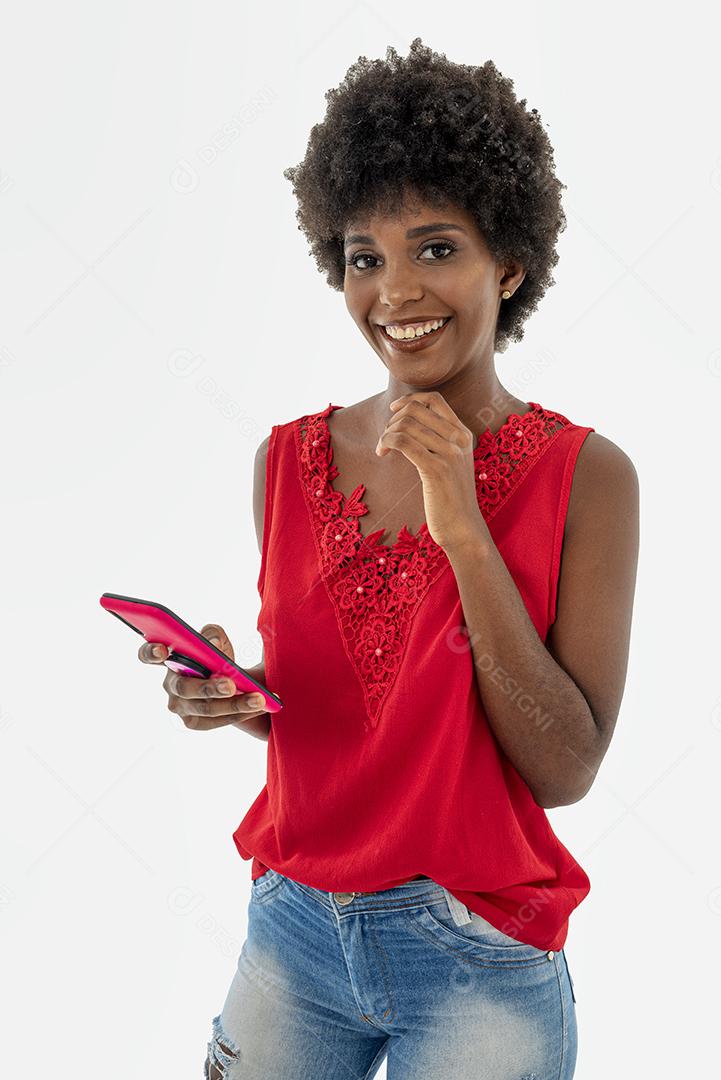 Mulher negra segurando celular, isolada em fundo branco