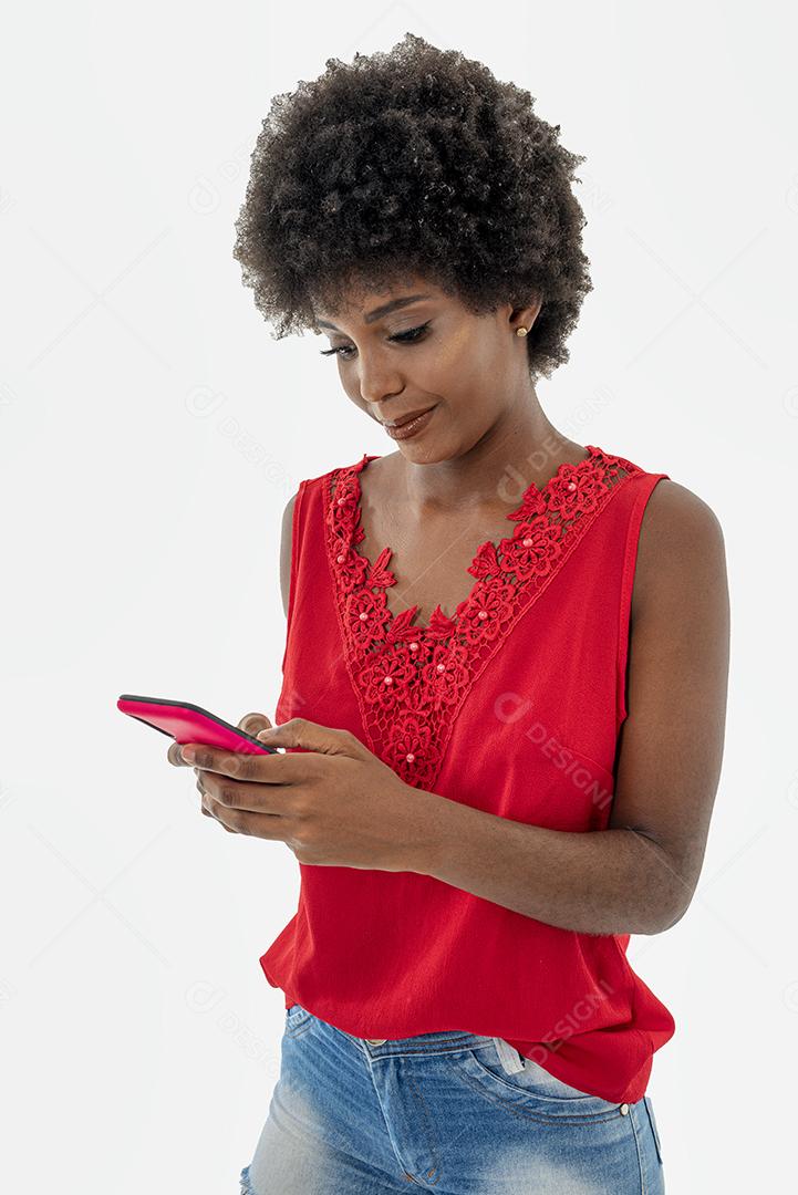 Mulher negra segurando celular, isolada em fundo branco