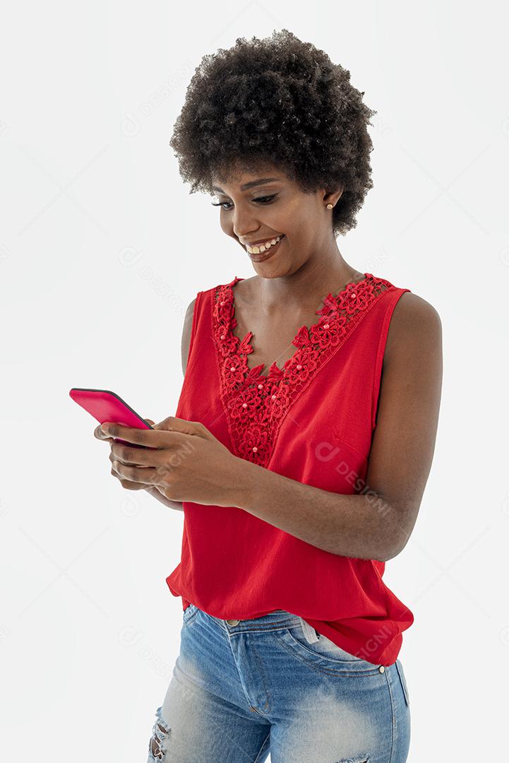 Mulher negra segurando celular, isolada em fundo branco