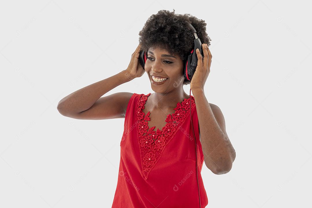 Mulher negra sorridente com fone de ouvido, isolada em fundo branco