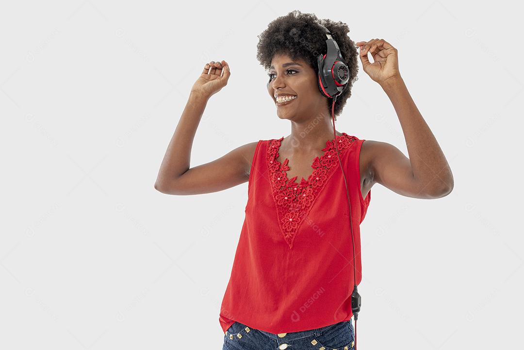 Mulher negra sorridente com fone de ouvido, isolada em fundo branco