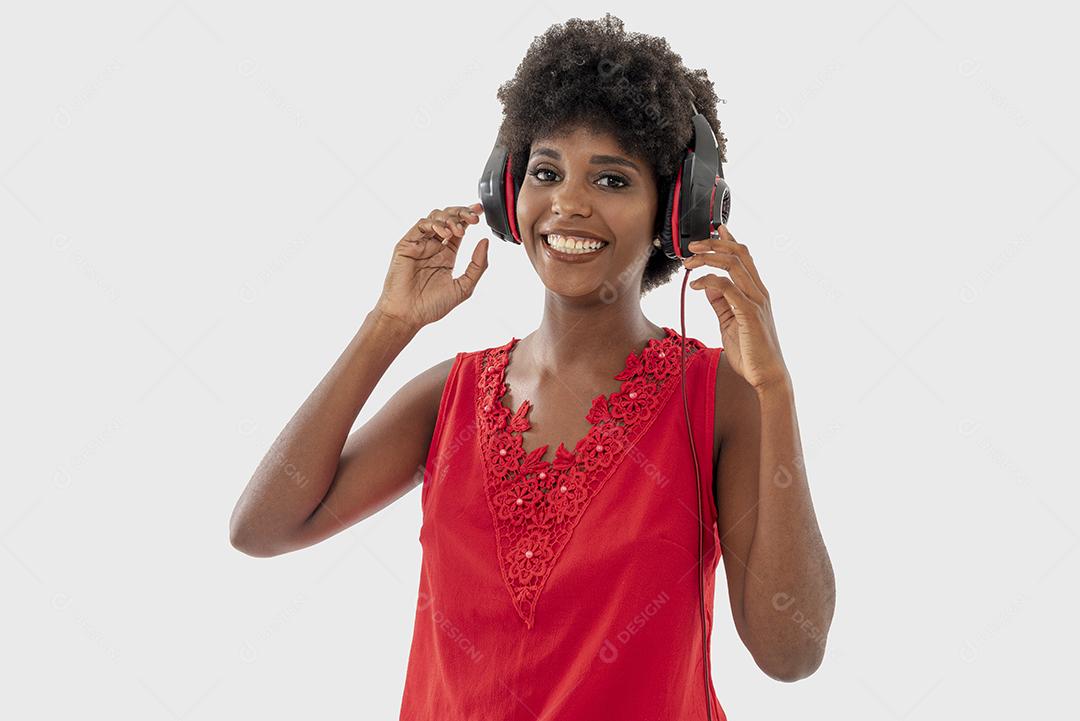 Mulher negra sorridente com fone de ouvido, isolada em fundo branco