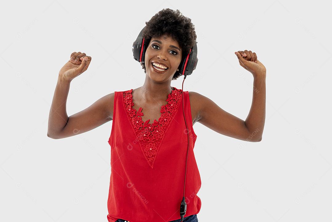 Mulher negra sorridente com fone de ouvido, isolada em fundo branco