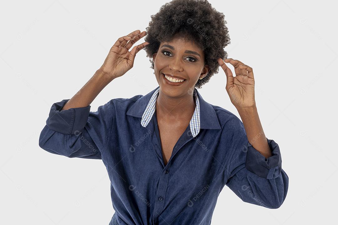 Mulher negra sorrindo, isolada em fundo branco