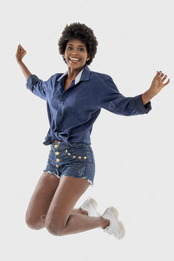 Mulher negra sorrindo, isolada em fundo branco.