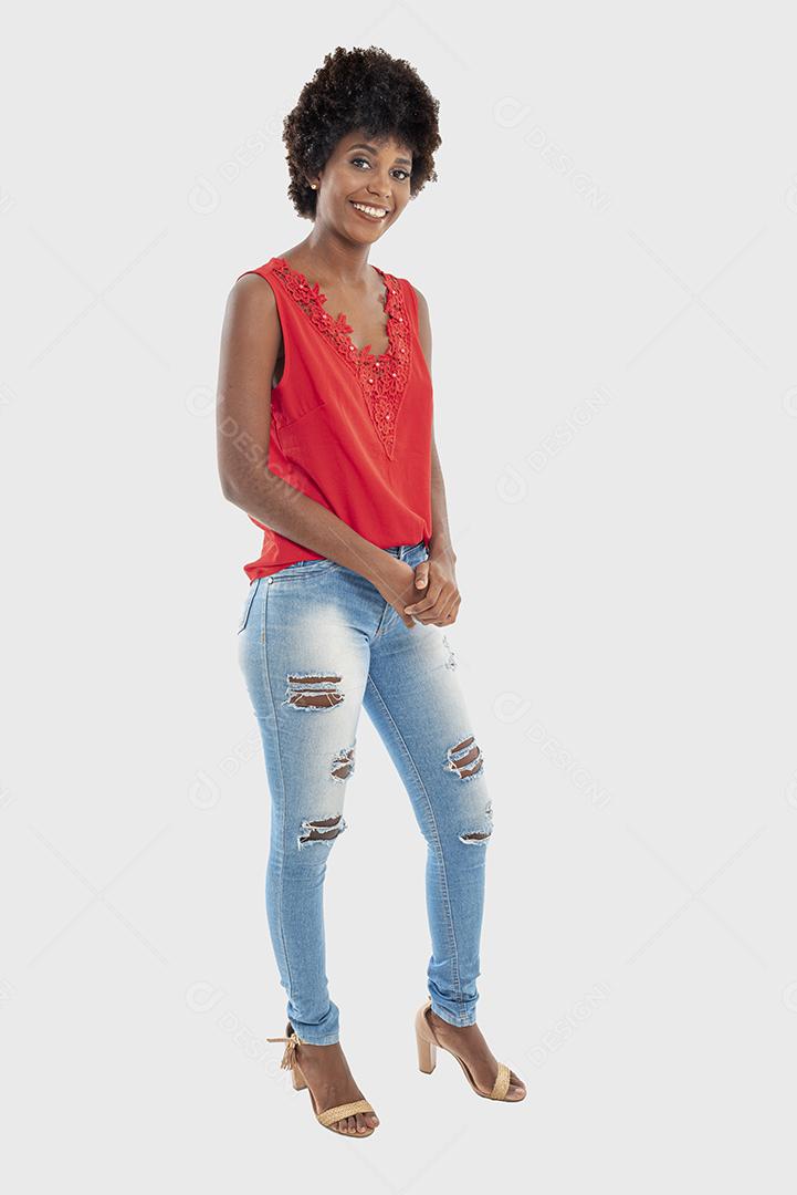 Mulher negra sorrindo, isolada em fundo branco