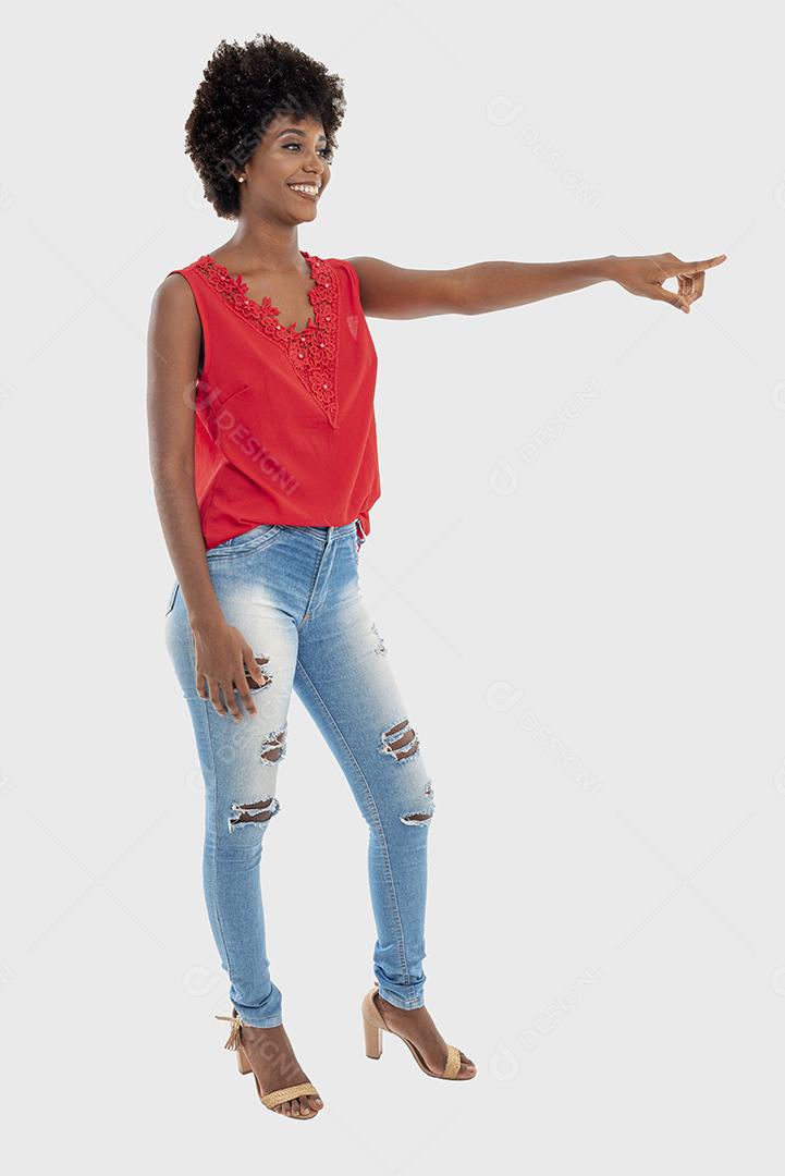 Mulher negra sorrindo, isolada em fundo branco