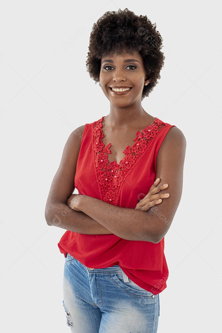 Mulher negra sorrindo, isolada em fundo branco