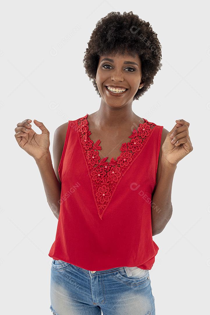 Mulher negra sorrindo, isolada em fundo branco