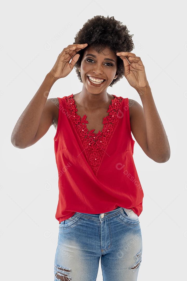 Mulher negra sorrindo, isolada em fundo branco