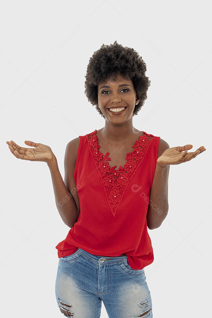 Mulher negra sorrindo, isolada em fundo branco