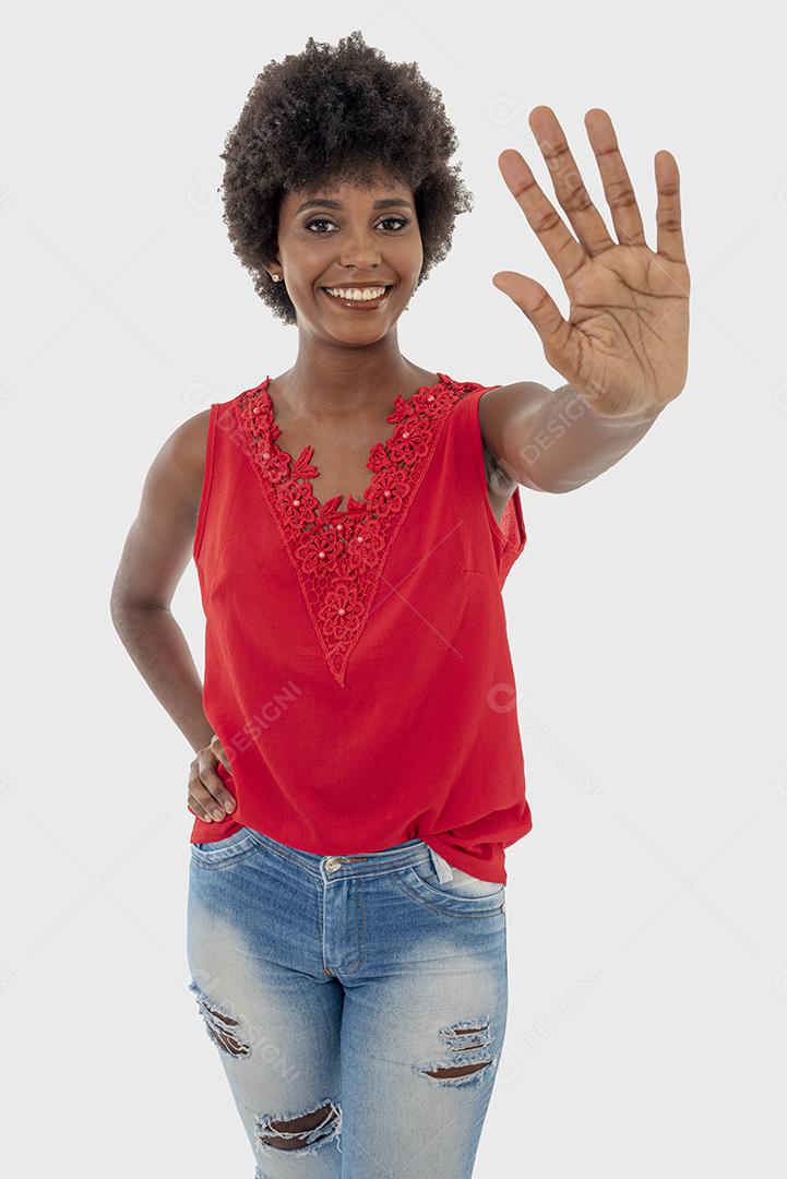 Mulher negra sorrindo, isolada em fundo branco