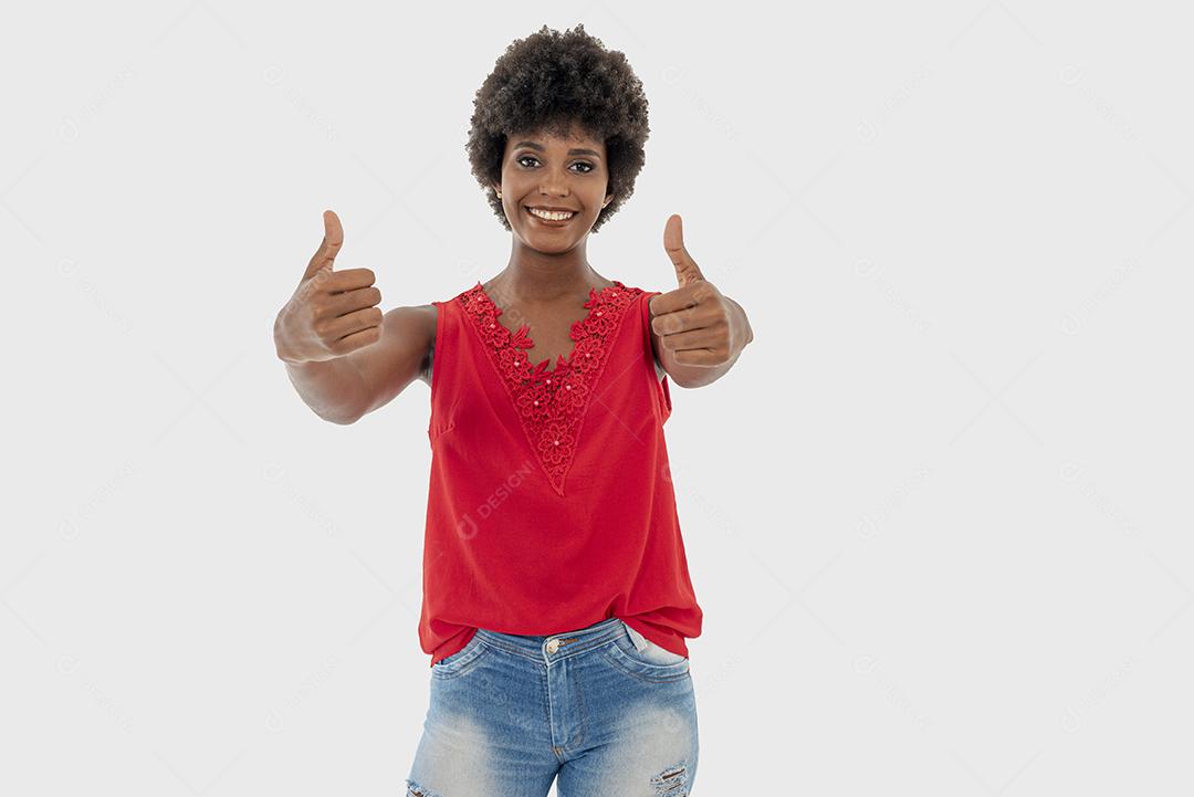 Mulher negra sorrindo, isolada em fundo branco