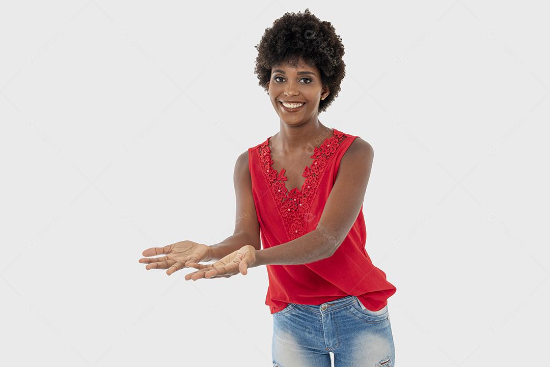 Mulher negra sorrindo, isolada em fundo branco