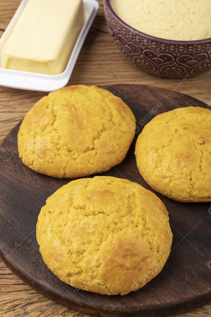 Broa, pão típico de farinha de milho brasileira com ingredientes
