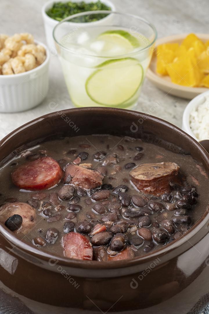 Tradicional feijoada brasileira com arroz, couve, laranja