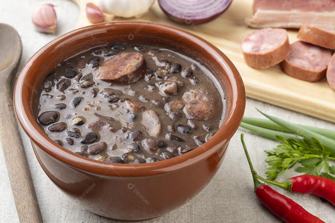 Tradicional feijoada brasileira em uma tigela com ingredientes