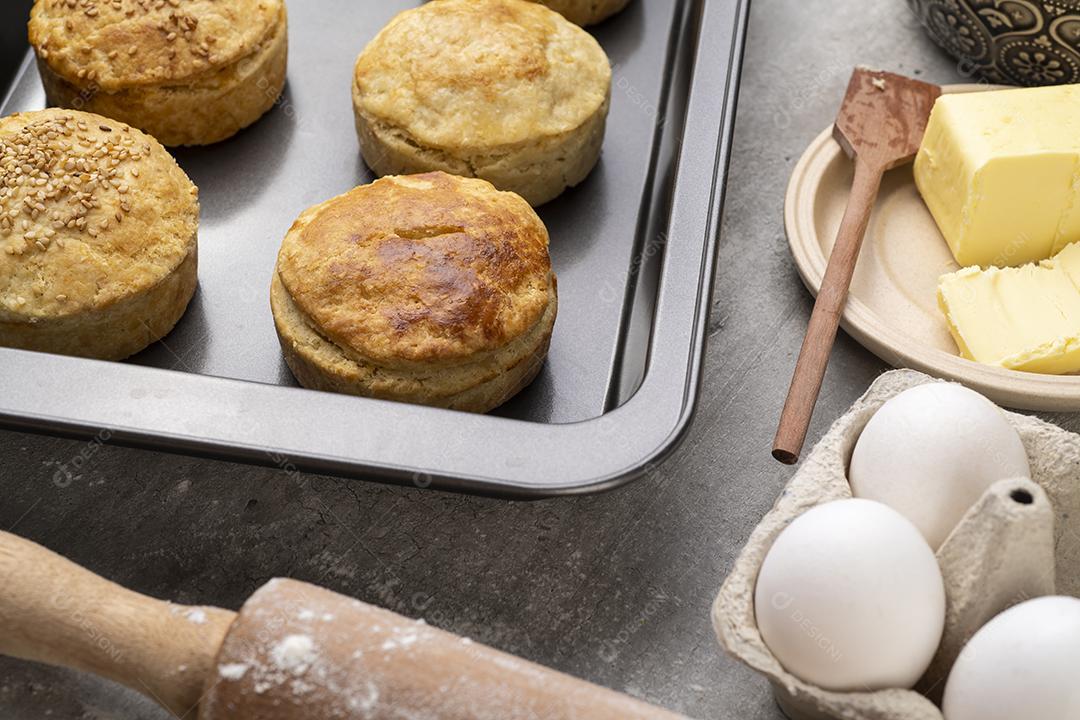 Tortas caseiras em uma assadeira com ingredientes