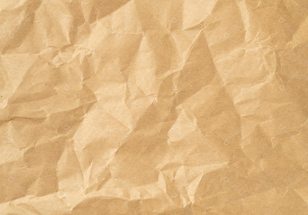 Folha enrugada de papel marrom. Pano de fundo texturizado