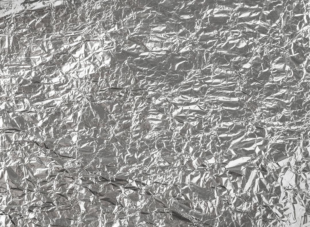 Folha enrugada de papel alumínio. Pano de fundo texturizado