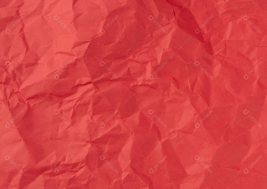 Folha enrugada de papel vermelho. Pano de fundo texturizado