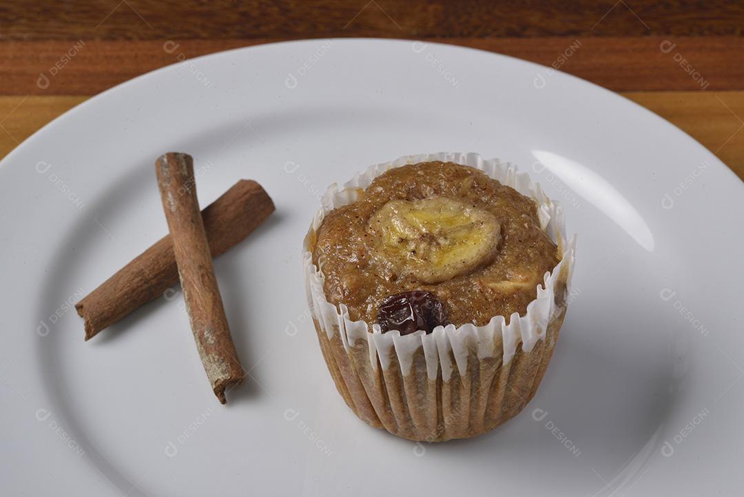 Bolinho de banana com canela no prato branco. Culinária brasileira.