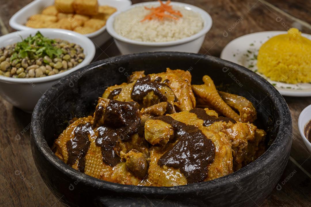 Frango com molho marrom. Culinária tradicional do nordeste do Brasil.